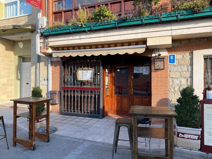 Fachada del Asador Restaurante La Antigua en Quintanadueñas, Burgos