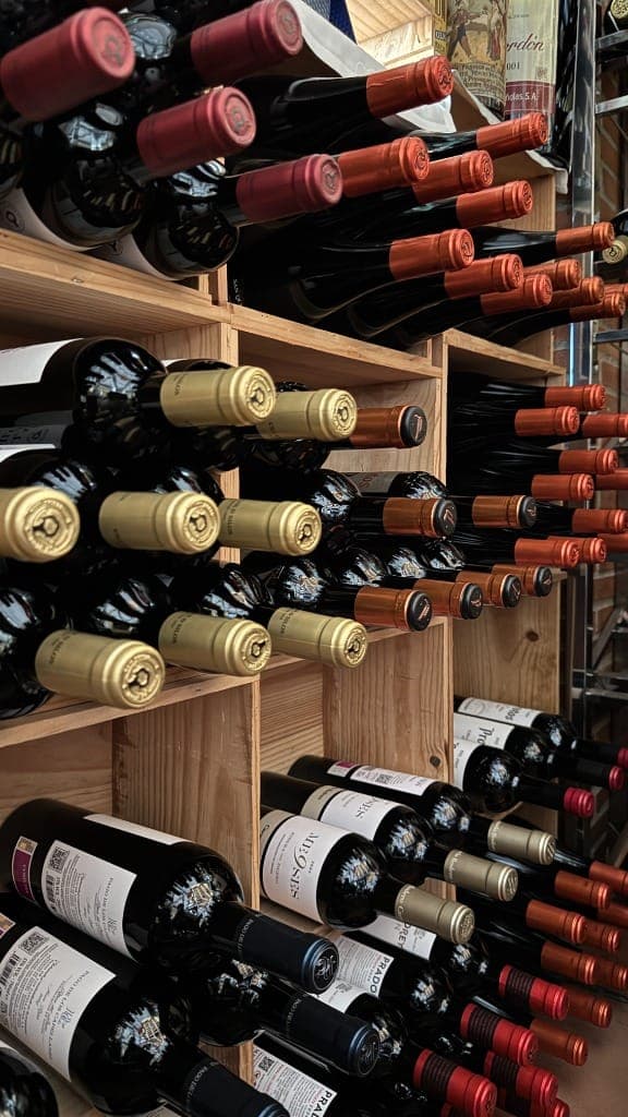 Bodega y botellero del Asador La Antigua