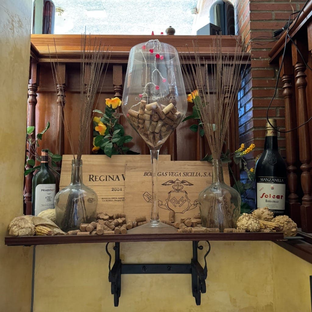 Rincón de bodega con cajas Vega Sicilia y copas con corchos