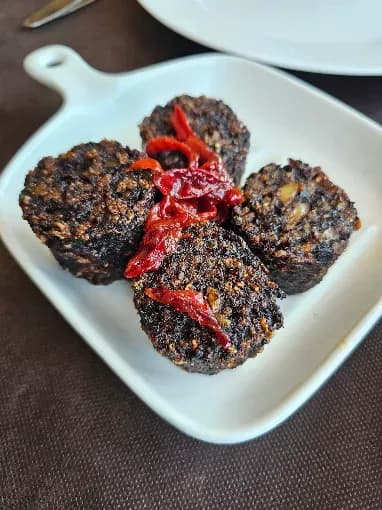 Morcilla de Burgos tradicional con pimientos rojos asados