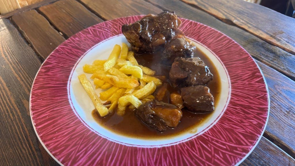 Rabo de buey estofado tradicional con patatas fritas