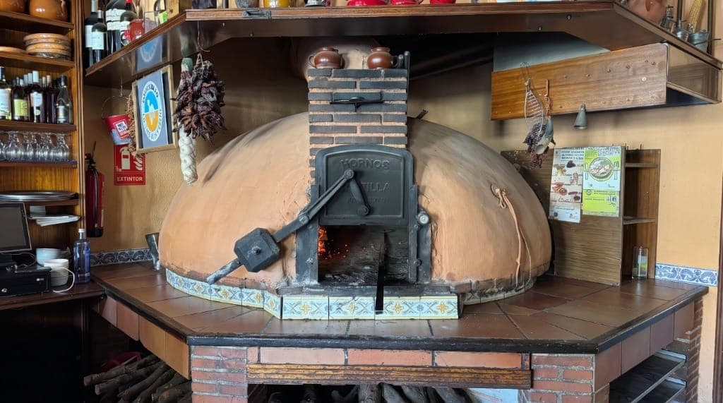 Horno tradicional de leña de encina Hornos Castilla — Asador La Antigua, Quintanadueñas, Burgos
