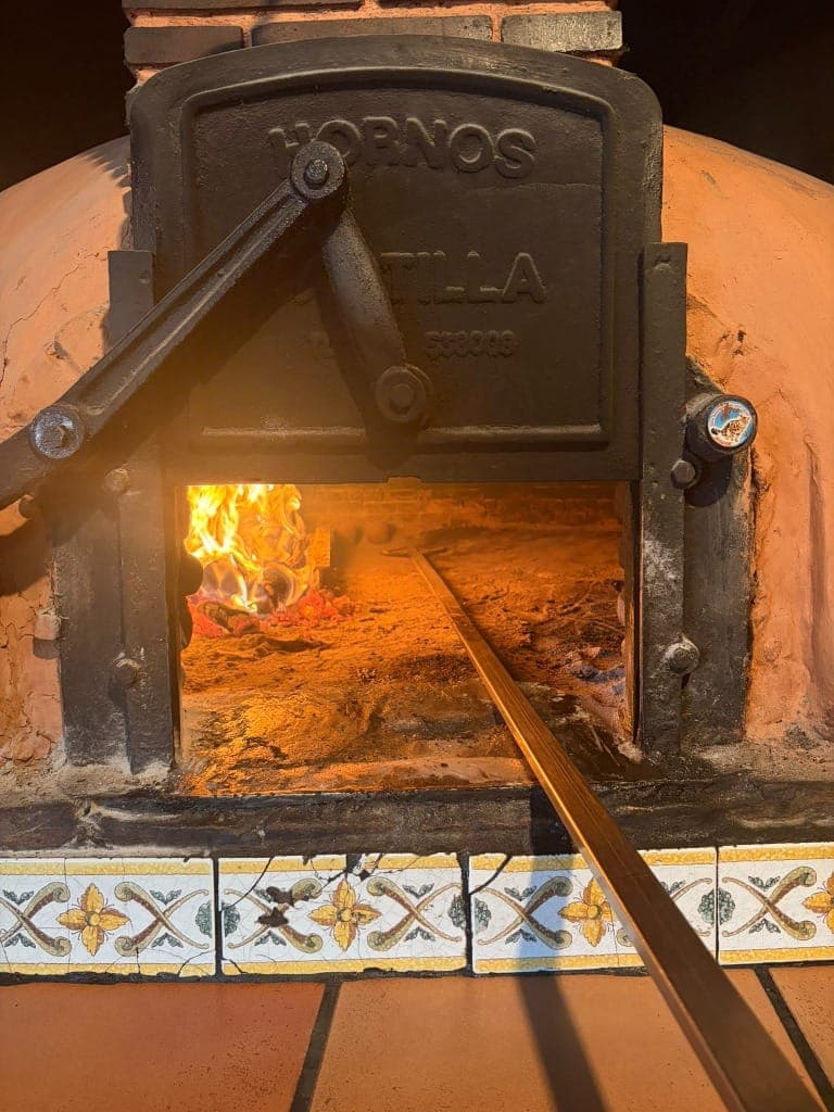 Horno tradicional de leña Hornos Castilla en Asador La Antigua, Quintanadueñas